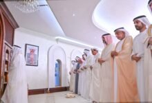 حاكم عجمان وولي عهده يؤدّيان صلاة عيد الفطر في مسجد قصر الزاهر