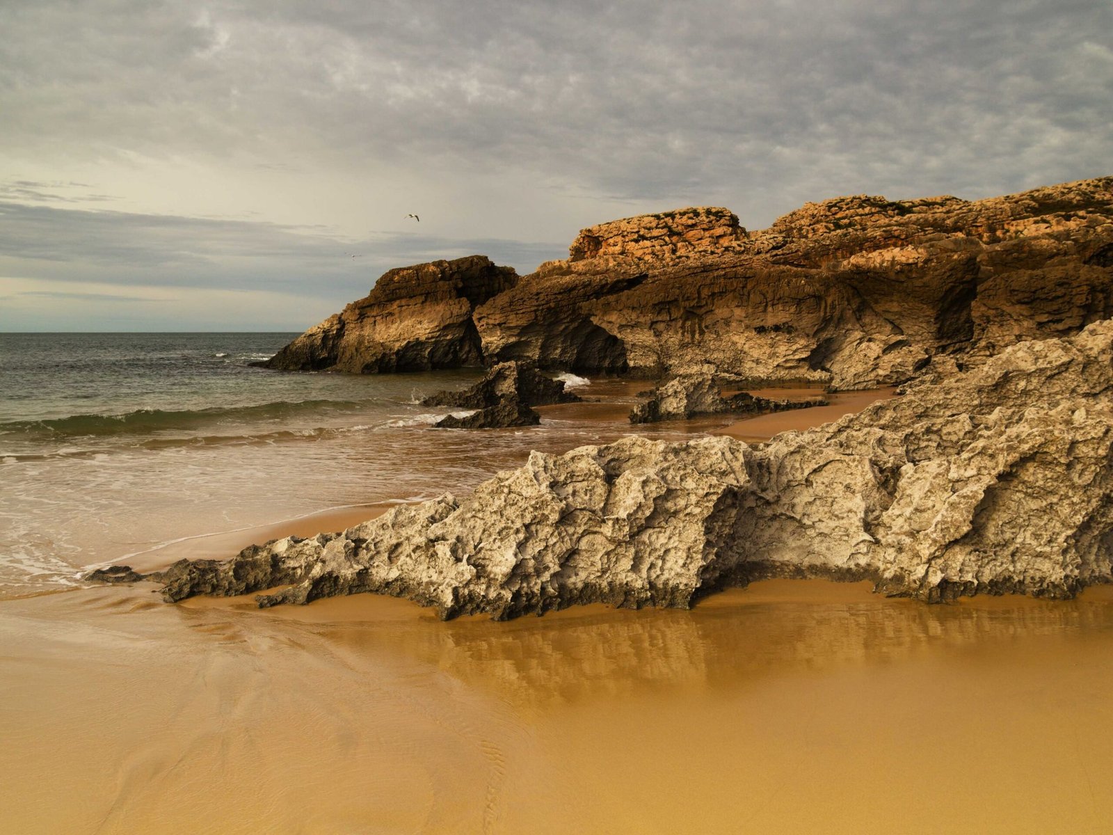 مقتل 5 أشخاص جراء انهيار رصيف بحري شمال إسبانيا 1 مقتل 5 أشخاص جراء انهيار رصيف بحري شمال إسبانيا