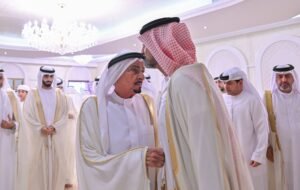 حاكم عجمان وولي عهده يؤدّيان صلاة عيد الفطر في مسجد قصر الزاهر