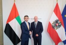 عبدالله بن زايد يلتقي مستشار النمسا في فيينا ويؤكد عمق الشراكة الاستراتيجية بين البلدين