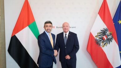 عبدالله بن زايد يلتقي مستشار النمسا في فيينا ويؤكد عمق الشراكة الاستراتيجية بين البلدين