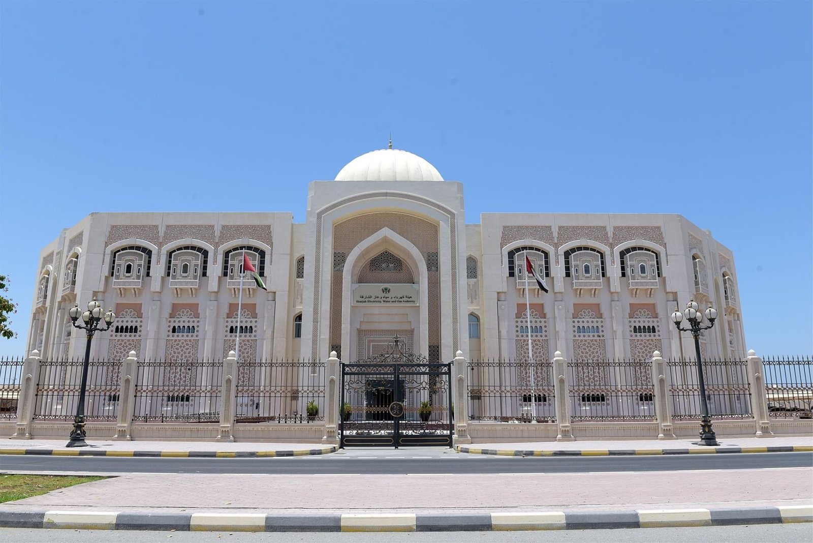 "كهرباء الشارقة" تتعامل مع 8300 بلاغ خلال المنخفض الجوي 1 "كهرباء الشارقة" تتعامل مع 8300 بلاغ خلال المنخفض الجوي