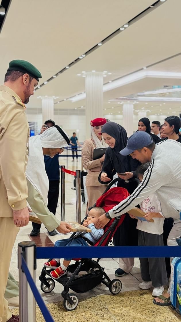 شرطة دبي تطلق مبادرة لتوزيع هدايا تذكارية على المسافرين خلال عيد الفطر 1 شرطة دبي تطلق مبادرة لتوزيع هدايا تذكارية على المسافرين خلال عيد الفطر