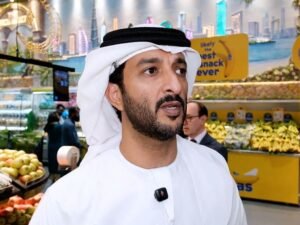 خلال جولة تفقدية بسوق العوير.. وزير الاقتصاد والسياحة يؤكد وفرة السلع وتراجع الأسعار