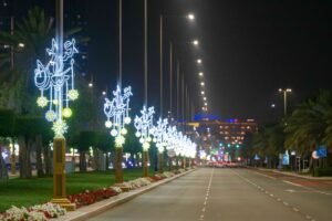 لوحات مضيئة بلمسة تراثية.. أبوظبي تستقبل عيد الفطر بحلة استثنائية