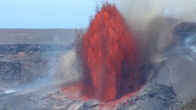 ثوران بركان "كيلاويا" يغلق طرقا ومتنزها وطنيا في هاواي