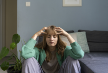 لماذا يستمر الألم لدى النساء لفترة أطول من الرجال؟