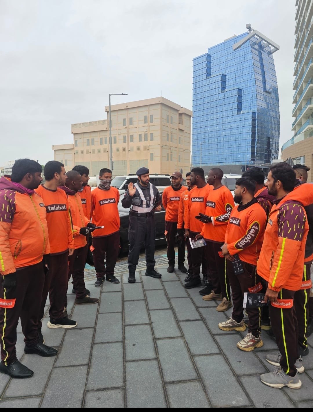 شرطة أبوظبي تعزز التوعية المرورية لمستخدمي الدراجات النارية في الأجواء الماطرة 1 شرطة أبوظبي