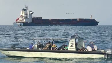 البحرية العمانية تنقذ طاقم سفينة شحن إثر تعرضها لقصف صاروخي قرب مضيق هرمز 3 البحرية العمانية تنقذ طاقم سفينة شحن إثر تعرضها لقصف صاروخي قرب مضيق هرمز