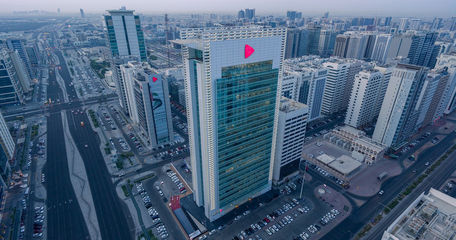 بنك أبوظبي التجاري يؤكّد إعادة تفعيل خدمات التطبيق المصرفي للأفراد 1 بنك أبوظبي التجاري