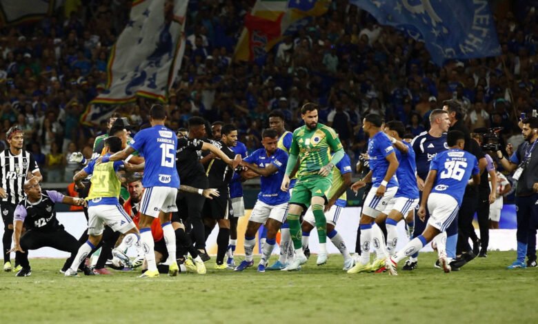 حرب شوارع.. طرد 23 لاعبًا بعد واقعة مؤسفة في البرازيل