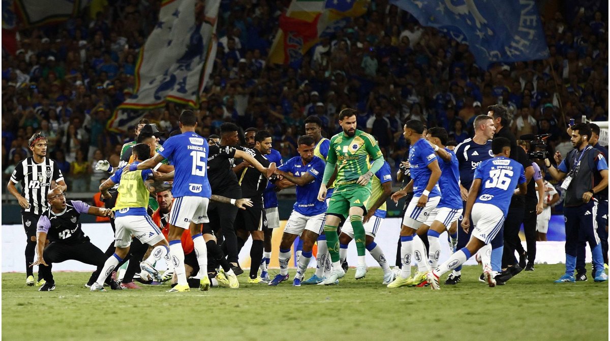 حرب شوارع.. طرد 23 لاعبًا بعد واقعة مؤسفة في البرازيل 1 حرب شوارع.. طرد 23 لاعبًا بعد واقعة مؤسفة في البرازيل