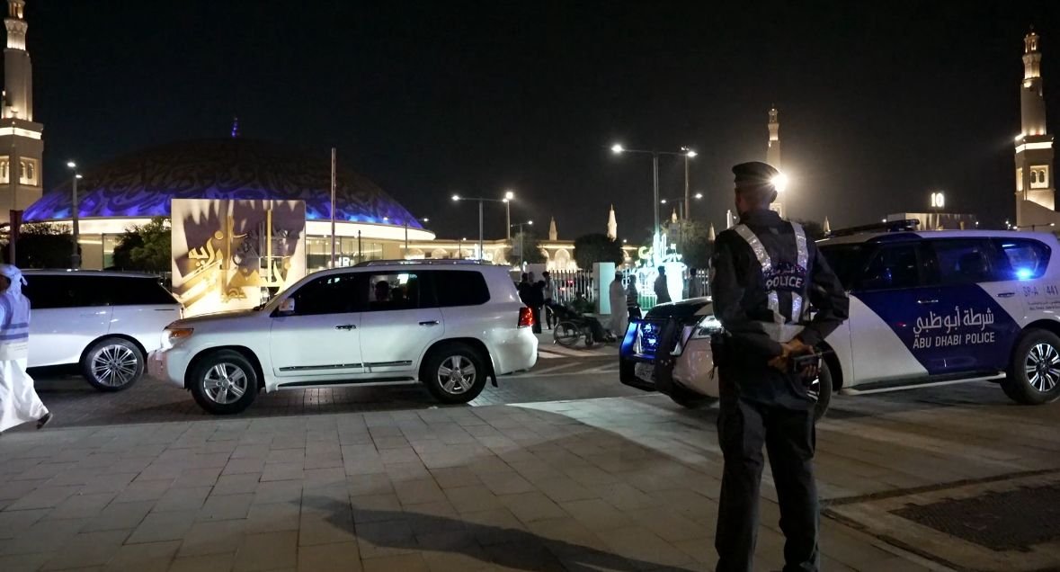 *شرطة أبوظبي تعزز جهودها الميدانية لتأمين المصلين في جامع الشيخ زايد وجامع الشيخ خليفة ليلة 27 من رمضان* 1 *شرطة أبوظبي تعزز جهودها الميدانية لتأمين المصلين في جامع الشيخ زايد وجامع الشيخ خليفة ليلة 27 من رمضان*