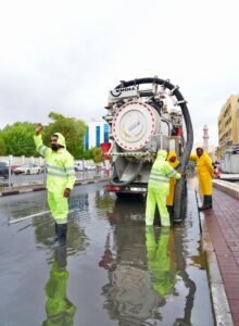 بلدية دبي تُدير تداعيات الحالة الجوية بكفاءة عالية رسّخت مكانة دبي كأكثر مدن العالم مرونةً
