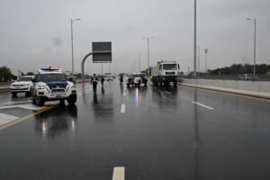 شرطة أبوظبي تناشد السائقين الالتزام يإرشادات السلامة أثناء الأمطار والتقلبات الجوية المتوقعة