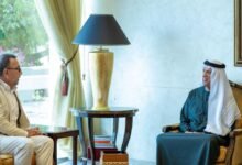 سعود بن صقر يستقبل الفنان التشكيلي الإيطالي لورينزو كوين