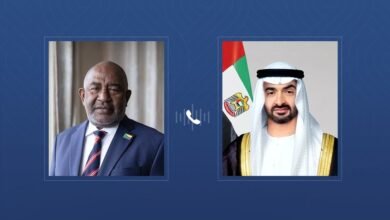 رئيس الدولة ورئيس جمهورية القمر المتحدة يبحثان خلال اتصال هاتفي التطورات الإقليمية