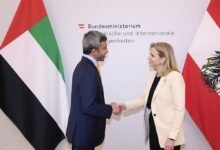 عبدالله بن زايد يلتقي الوزيرة الاتحادية للشؤون الأوروبية والدولية في النمسا