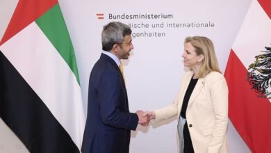 عبدالله بن زايد يلتقي الوزيرة الاتحادية للشؤون الأوروبية والدولية في النمسا