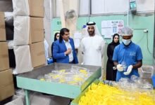 ابن طوق يؤكد خلال جولة ميدانية بأبوظبي استقرار الأسعار وتوافر السلع الاستراتيجية بكميات كافية وآمنة