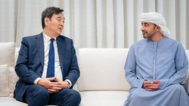 عبدالله بن زايد يلتقي المبعوث الخاص للحكومة الصينية لشؤون الشرق الأوسط