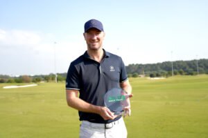 "وود" يعزز صدارته لجولة مينا للجولف مع اقتراب النهائي الكبير في "العين"