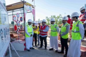 بلدية أبوظبي تنظم حملة ميدانية لتعزيز سلامة العاملين في الأماكن المرتفعة بالمواقع الإنشائية