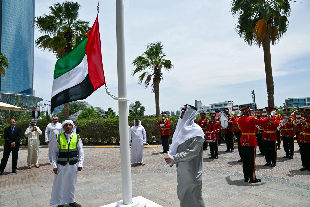 "واجب التطوعية" تشارك في رفع علم الإمارات ضمن حملة "فخورين بالإمارات" 1 واجب التطوعية