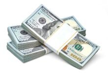 الدولار قرب أعلى مستوى في نحو 10 أيام والنفط يتراجع