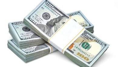 الدولار قرب أعلى مستوى في نحو 10 أيام والنفط يتراجع