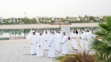 ولي عهد رأس الخيمة يتفقد سير العمل في مشاريع "رأس الخيمة العقارية" بميناء العرب