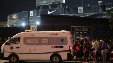 قتيل وعشرات الجرحى في حادث بملعب كرة قدم في بيرو قبيل مباراة حاسمة