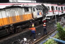 7 قتلى و 81 جريحاً بتصادم قطارين قرب جاكرتا