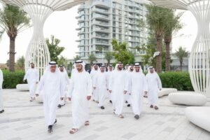 ولي عهد رأس الخيمة يتفقد سير العمل في مشاريع "رأس الخيمة العقارية" بميناء العرب