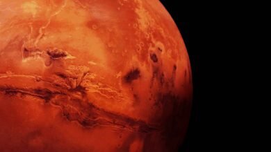 بقعة مظلمة تواصل زحفها على سطح المريخ منذ 50 عاماً