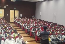 شرطة أبوظبي تنفذ توعية مرورية لسائقي الحافلات المدرسية