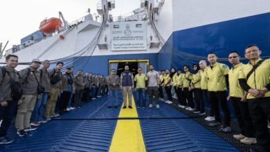 ضمن "الفارس الشهم 3" وصول دفعة جديدة من الفريق الطبي الإندونيسي إلى المستشفى الإماراتي العائم بالعريش 3 ضمن "الفارس الشهم 3" وصول دفعة جديدة من الفريق الطبي الإندونيسي إلى المستشفى الإماراتي العائم بالعريش