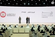 خالد بن محمد بن زايد يكرم شرطة أبوظبي في جائزة أبوظبي للأداء الحكومي المتميز