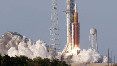 إطلاق أول مهمة مأهولة إلى القمر منذ أكثر من 50 عاما