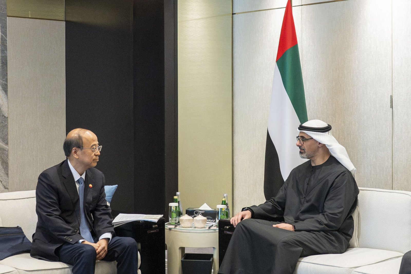 على هامش زيارته الرسمية إلى جمهورية الصين الشعبية.. ولي عهد أبوظبي يلتقي رؤساء مجالس إدارة كبرى الشركات الصينية 1 على هامش زيارته الرسمية إلى جمهورية الصين الشعبية.. ولي عهد أبوظبي يلتقي رؤساء مجالس إدارة كبرى الشركات الصينية