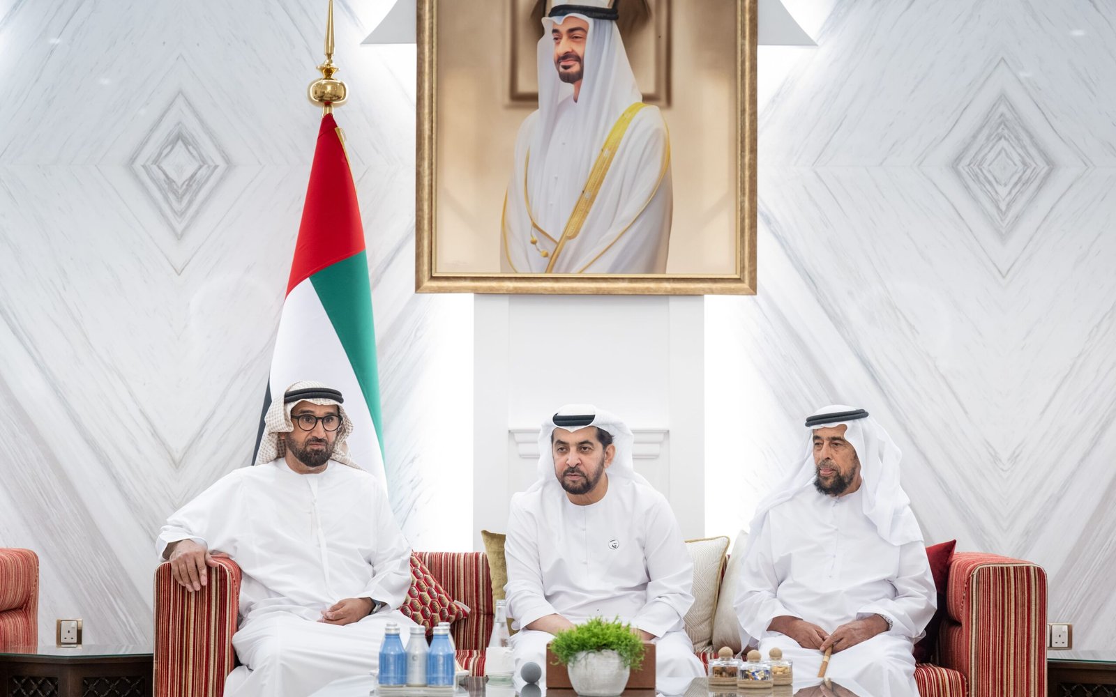 حمدان بن زايد يستقبل عددا من المواطنين في قصر بينونة 1 حمدان بن زايد يستقبل عددا من المواطنين في قصر بينونة