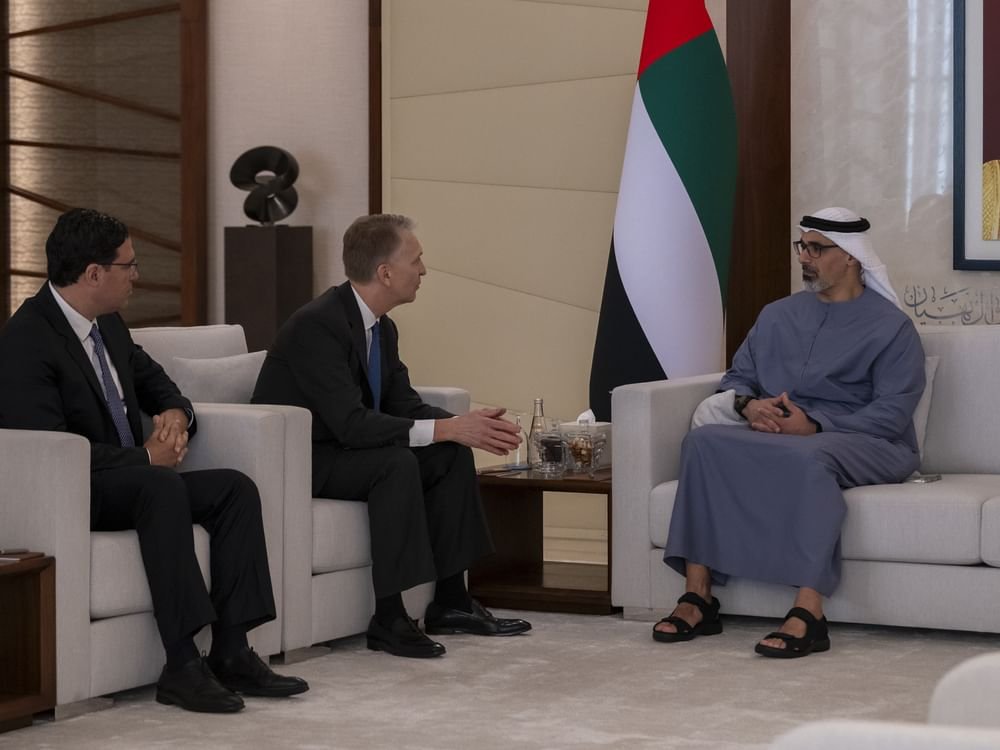 خالد بن محمد بن زايد يلتقي الرئيس التنفيذي لمجموعة بروكفيلد لإدارة الأصول والاستثمارات البديلة 1 خالد بن محمد بن زايد يلتقي الرئيس التنفيذي لمجموعة بروكفيلد لإدارة الأصول والاستثمارات البديلة