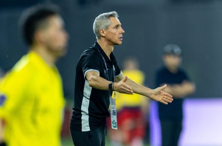 سوزا يتغنى بجودة لاعبي شباب الأهلي بعد التأهل الآسيوي