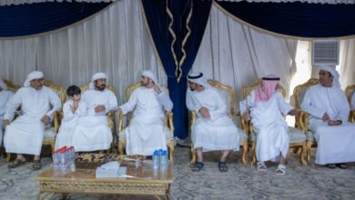 حمدان بن محمد يقدّم واجب العزاء في وفاة حميد حارب المهيري