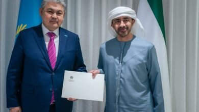 رئيس الدولة يتلقى رسالة خطية من رئيس كازاخستان تسلمها عبدالله بن زايد