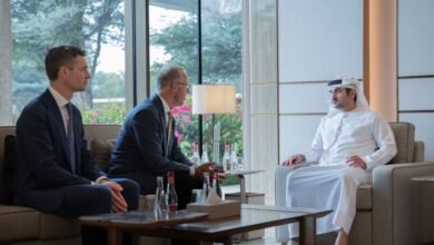 مكتوم بن محمد يلتقي الرئيس التنفيذي لشركة "سي في سي كابيتال بارتنرز" العالمية