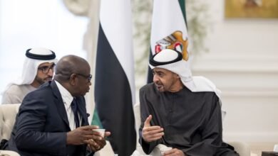 رئيس الدولة ورئيس سيراليون يبحثان تعزيز الشراكة الاقتصادية الشاملة بين البلدين والتطورات في المنطقة