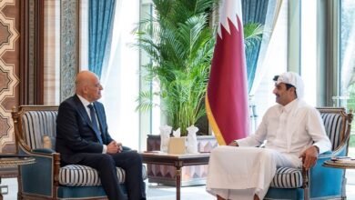 أمير قطر يبحث مع وزير الدفاع اليوناني التطورات الإقليمية