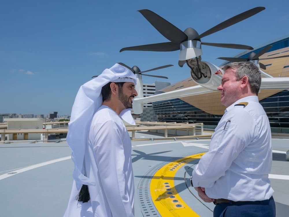حمدان بن محمد يتفقّد سير العمل في أول محطة للإقلاع والهبوط العمودي للتاكسي الجوي بالقرب من مطار دبي الدولي 1 حمدان بن محمد يتفقّد سير العمل في أول محطة للإقلاع والهبوط العمودي للتاكسي الجوي بالقرب من مطار دبي الدولي