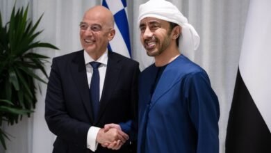 عبدالله بن زايد يستقبل وزير الدفاع اليوناني ويبحثان العلاقات الاستراتيجية والتطورات في المنطقة